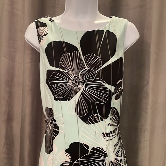 Floral fitted sheath dress. Size 8. - Picture 2 of 7